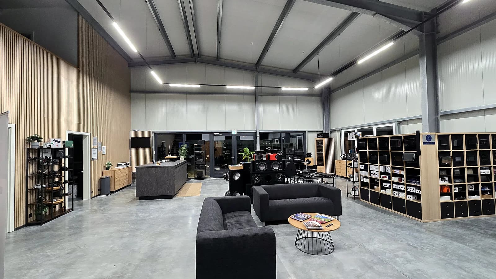 ARS:MOOSIX Showroom in Windorf: Lounge, Marken-Regale und Beratungstresen