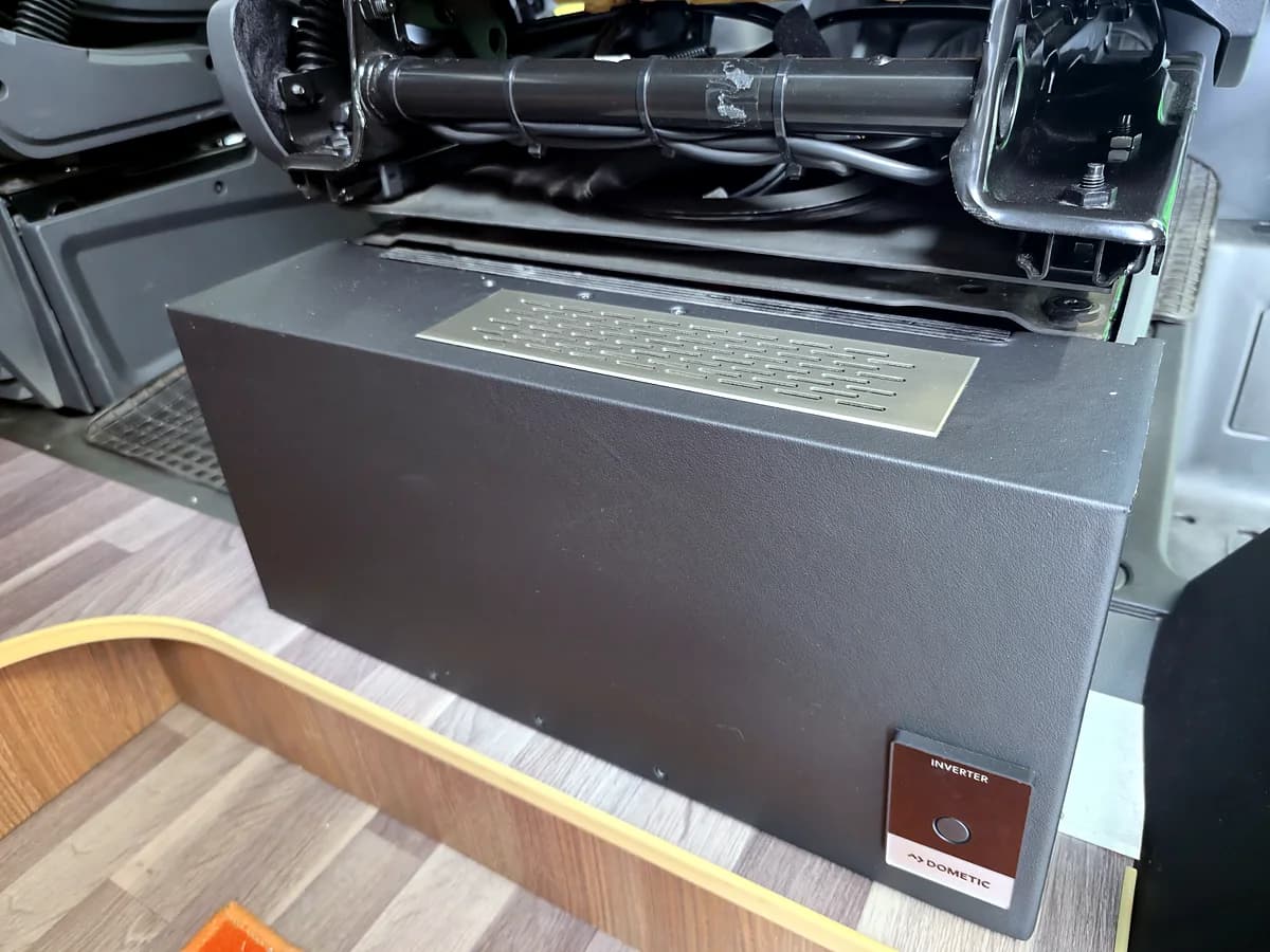 Subwoofer-Gehäuse im Stauraum unter der Sitzbank des Ducato