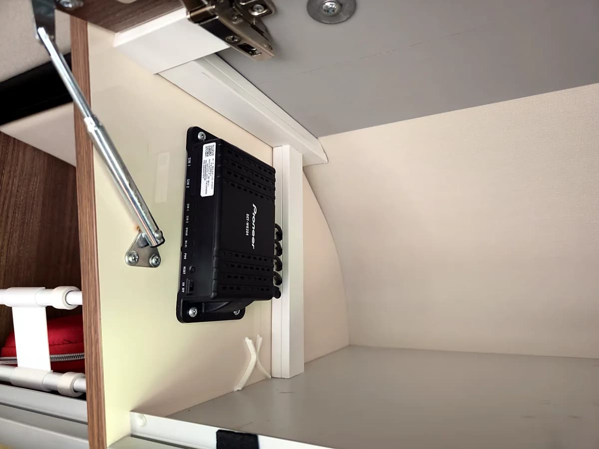 DSP-Verstärker im Möbel des Ducato, unsichtbar hinter der Klappe