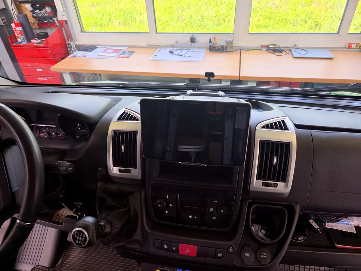 Cockpit des Ducato mit dem neuen Alpine-Display im Werksausschnitt