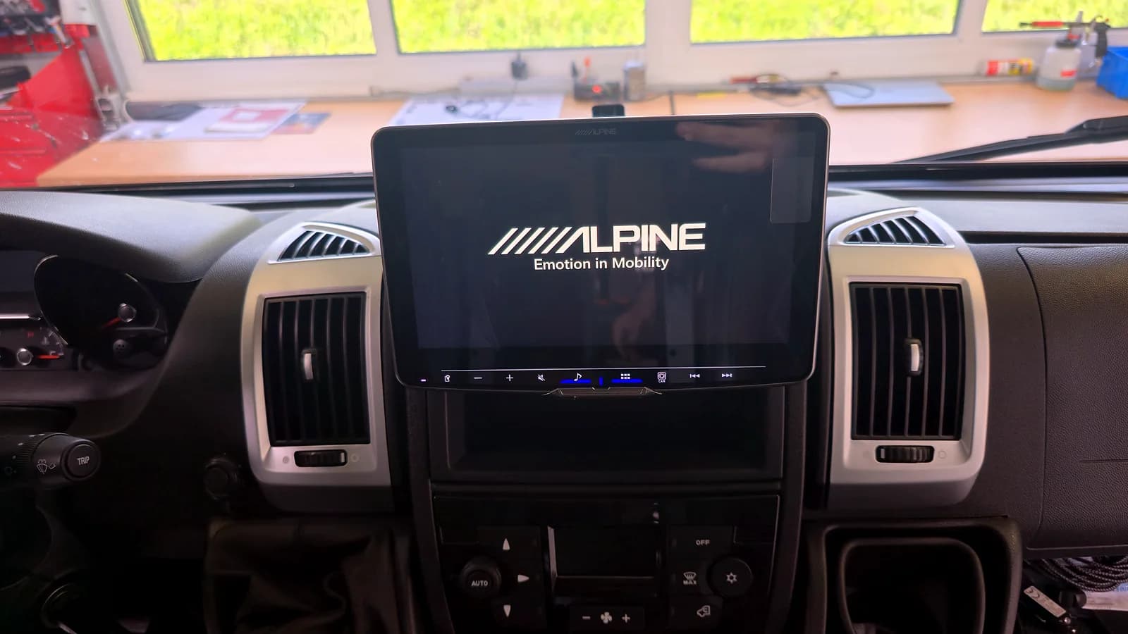 Alpine Multimedia-System im Cockpit eines Fiat Ducato Wohnmobils