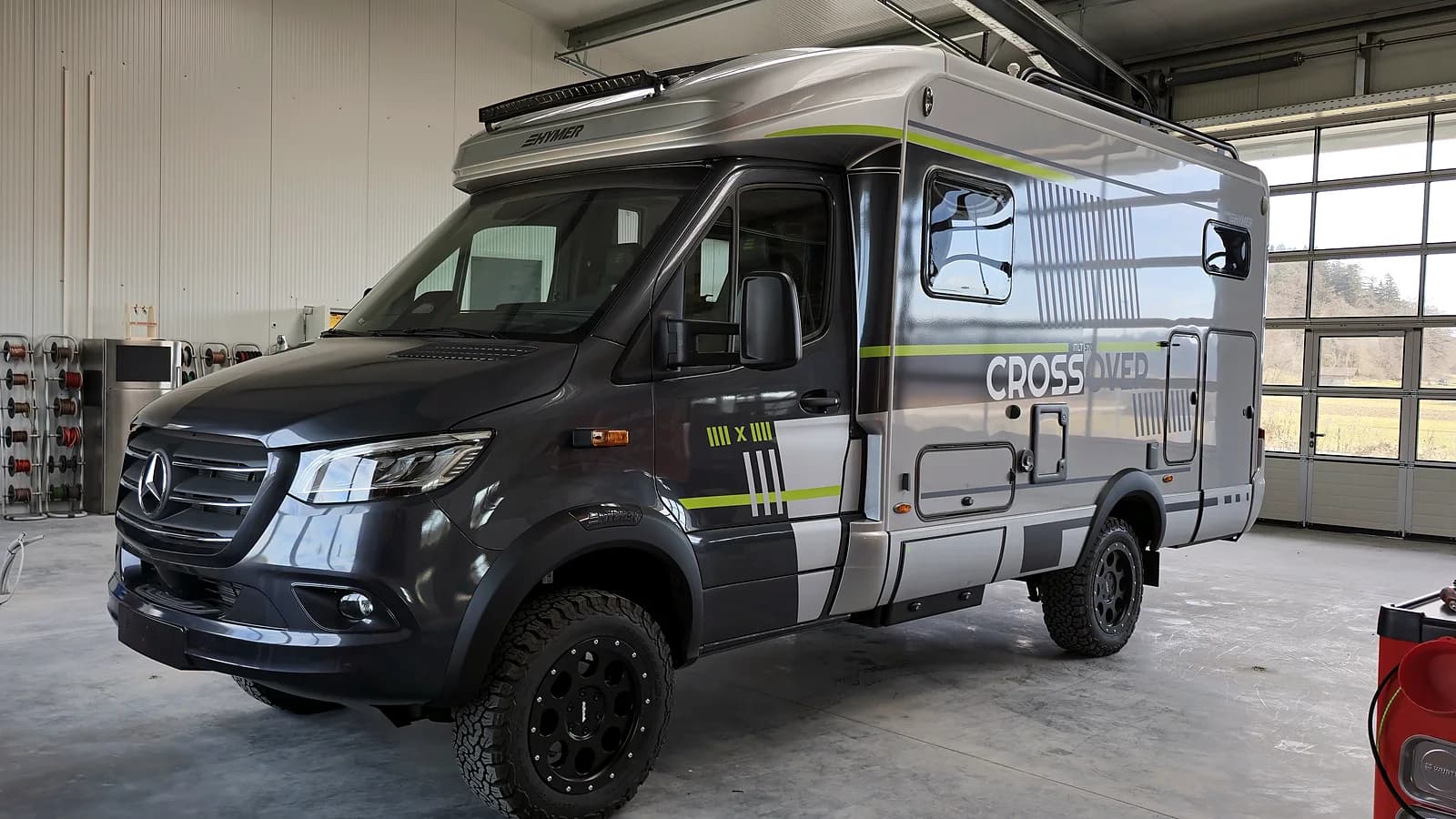 Hymer CROSS Wohnmobil auf Mercedes Sprinter 4x4 in der ARS:MOOSIX Werkstatt