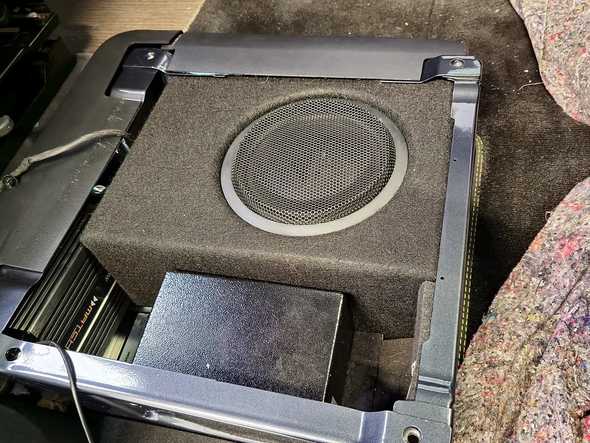Subwoofer-Gehäuse unter dem Fahrersitz