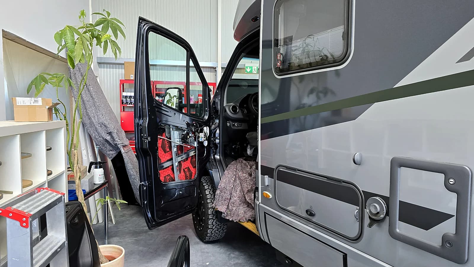 Hymer ML-T Teilintegrierter mit offener Fahrertür in der ARS:MOOSIX Werkstatt