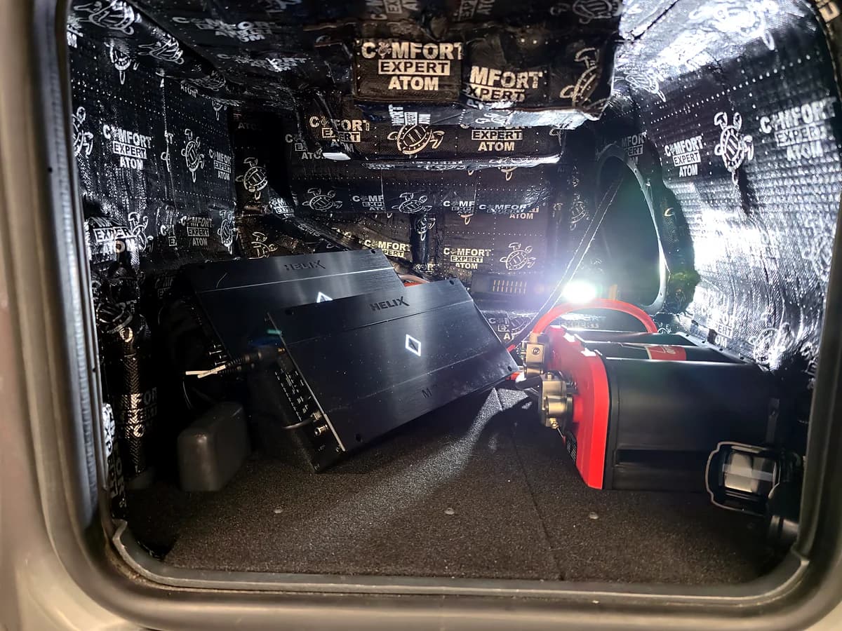Verstärker und Subwoofer im gedämmten Ruhebereich des MAN-Fahrerhauses