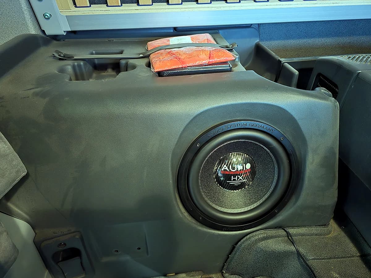 Subwoofer im Fahrerhaus des MAN