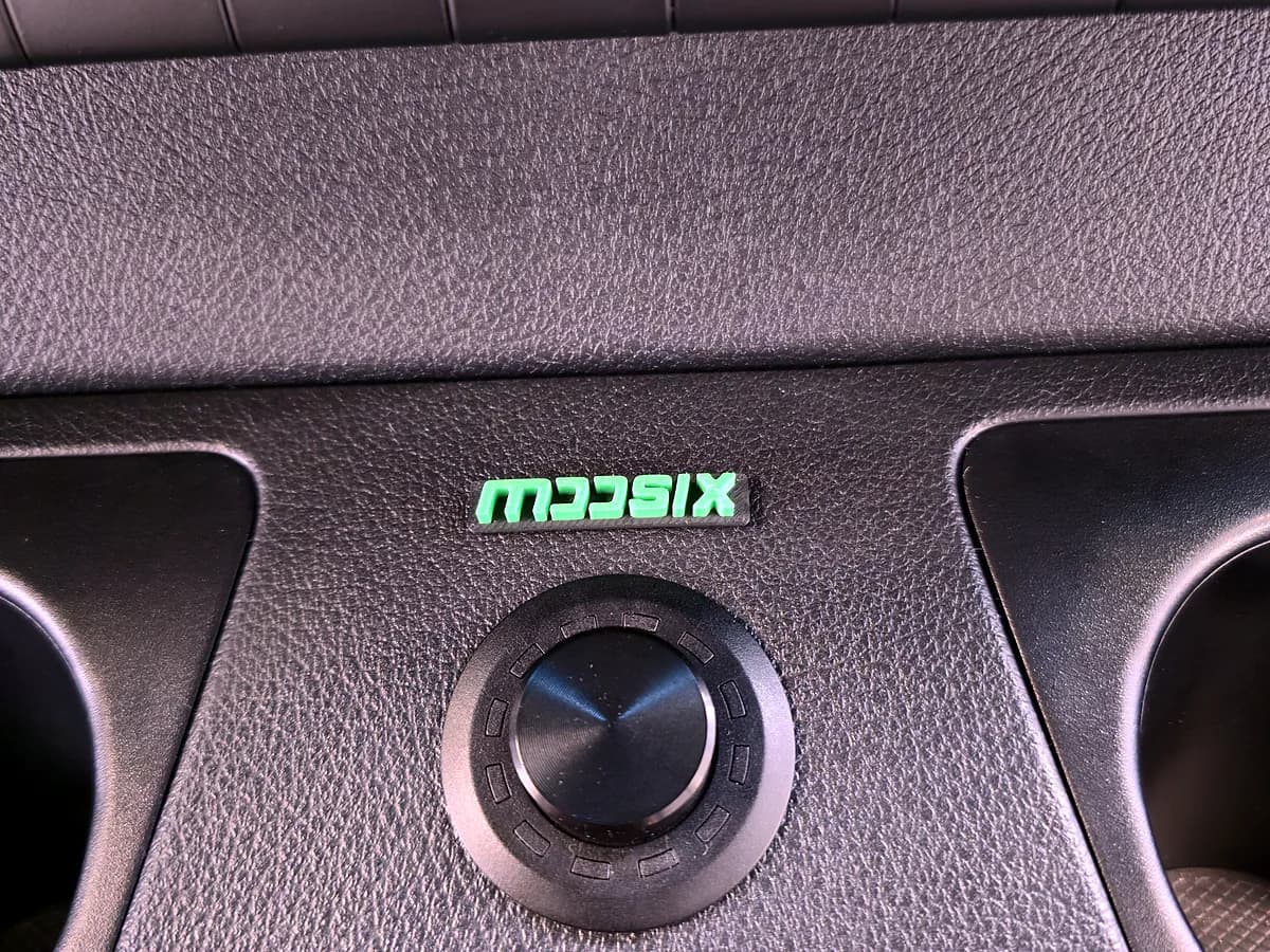 Subwoofer-Regler mit MOOSIX-Logo im Cockpit des Sprinter