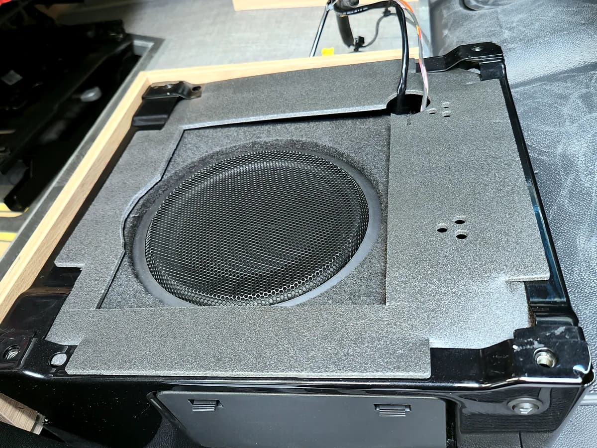 Subwoofer-Gehäuse unter dem Fahrersitz