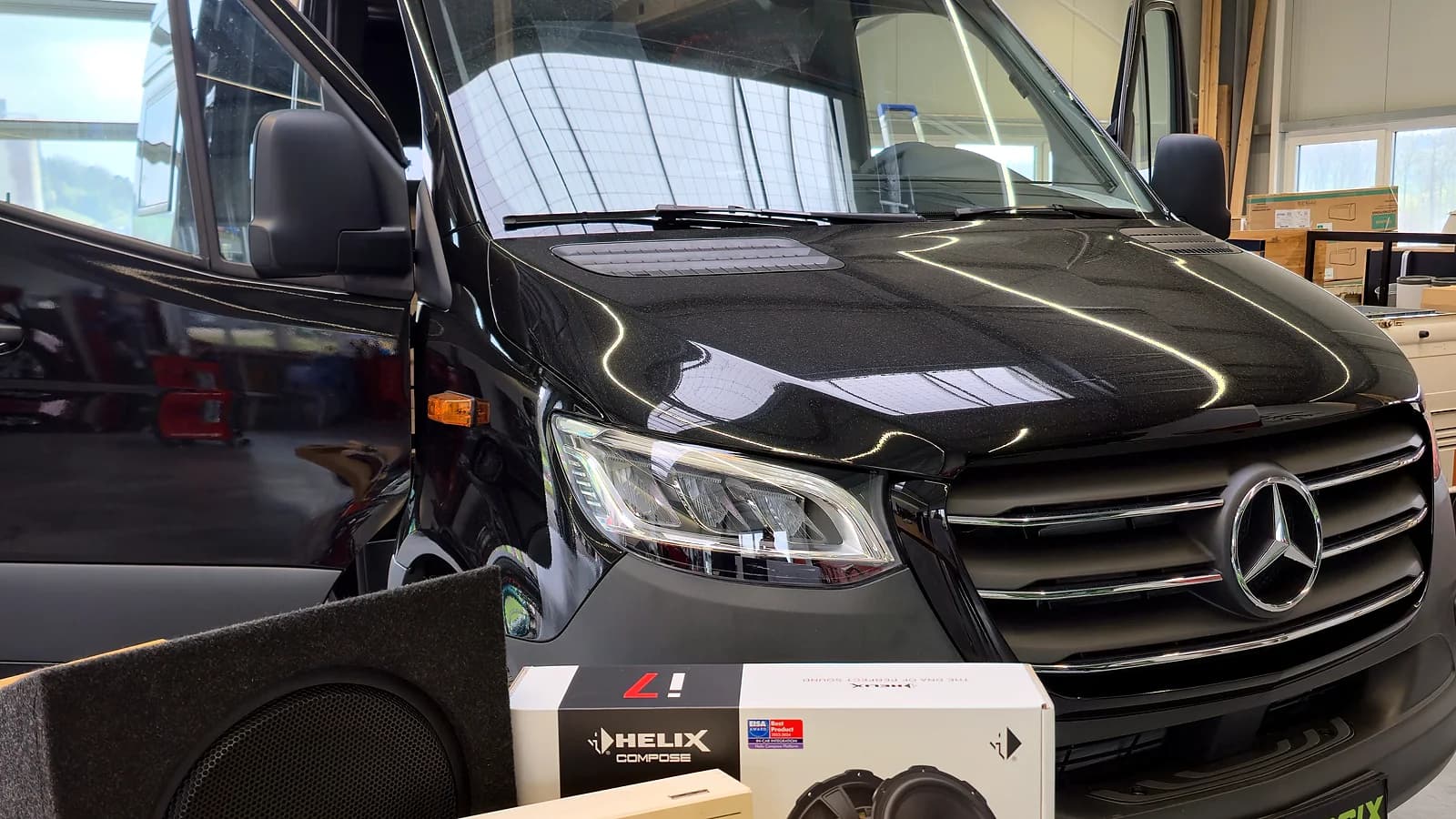 Schwarzer Pössl Kastenwagen auf Mercedes Sprinter mit BRAX-Komponenten vor dem Einbau