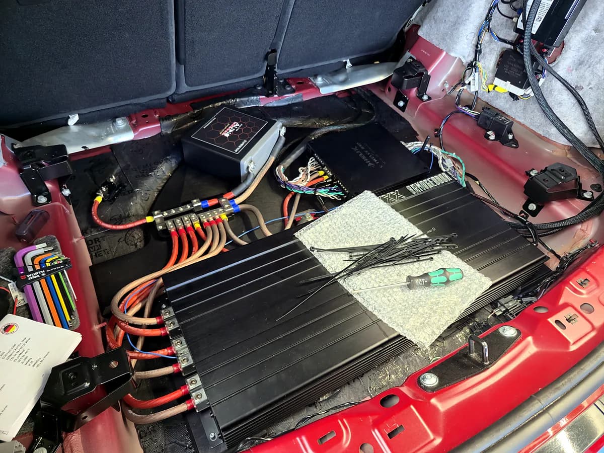 DSP-Verstärker und Verkabelung unter dem Kofferraumboden des Evoque