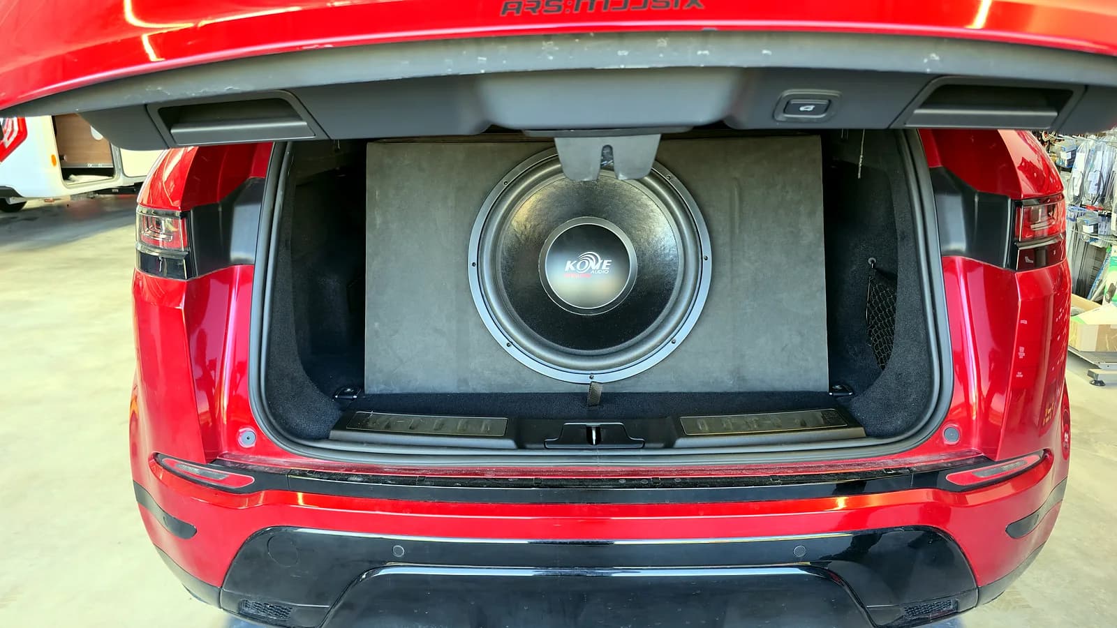 Roter Range Rover Evoque mit Subwoofer-Gehäuse im Kofferraum bei ARS:MOOSIX