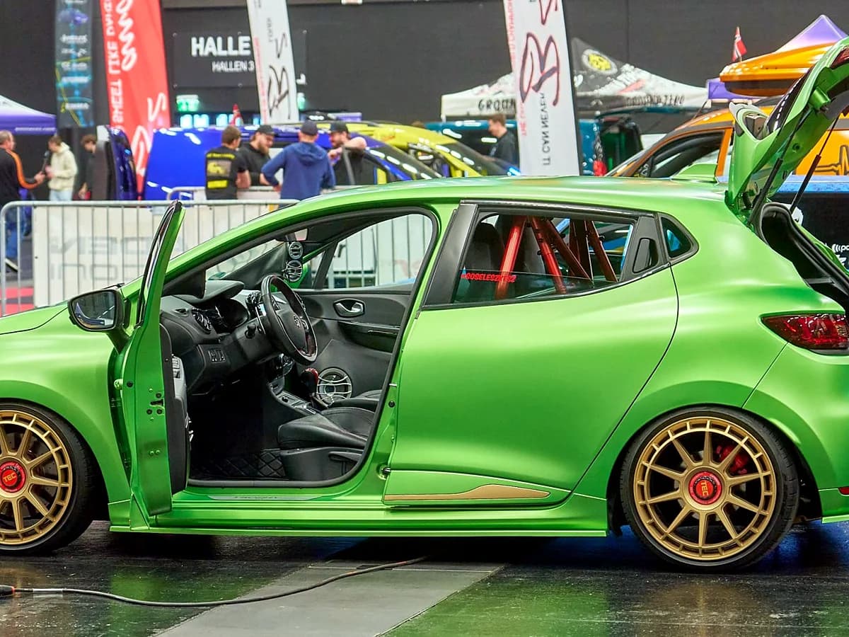 Clio RS Showcar mit geöffneten Türen und Heckklappe auf der Messe