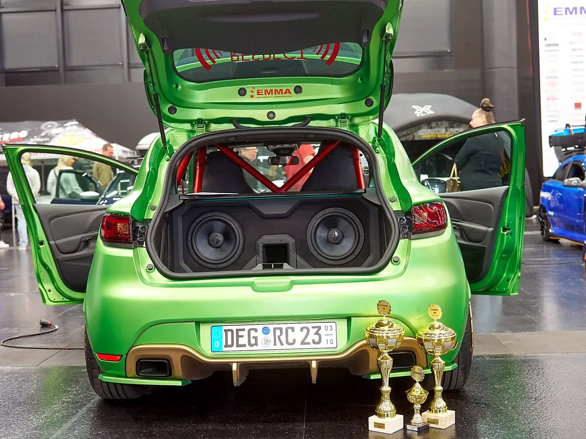 Heckansicht des Clio RS mit sichtbaren BRAX-Komponenten