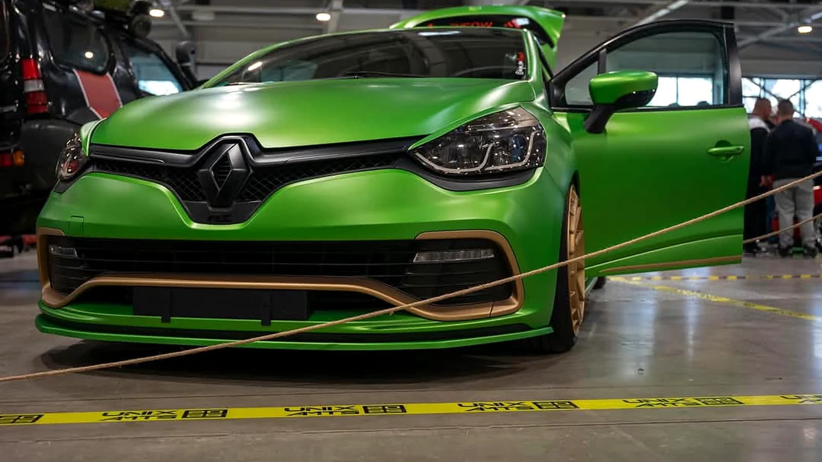 Grüner Renault Clio RS Showcar mit BRAX-Kofferraumausbau auf der Messe