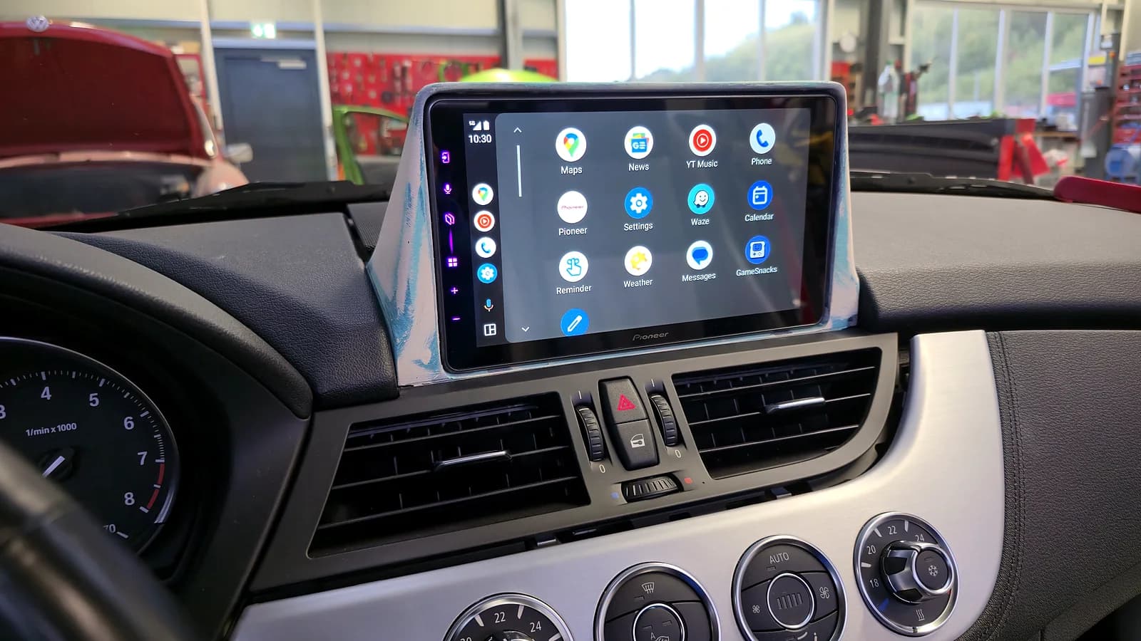 BMW Z4 mit maßgefertigter Konsole und großem Multimedia-Display
