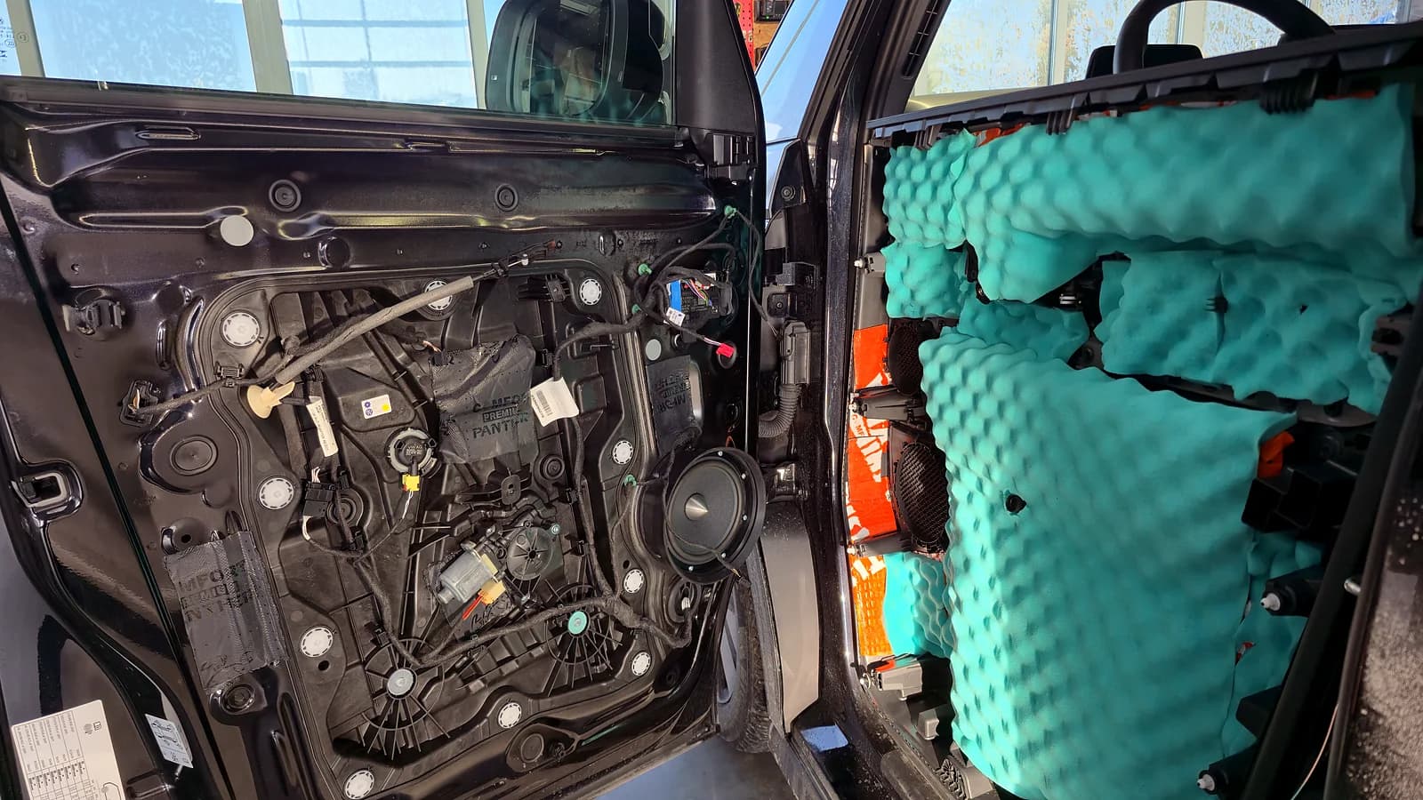 VW ID. Buzz mit geöffneten und gedämmten Türen in der ARS:MOOSIX Werkstatt