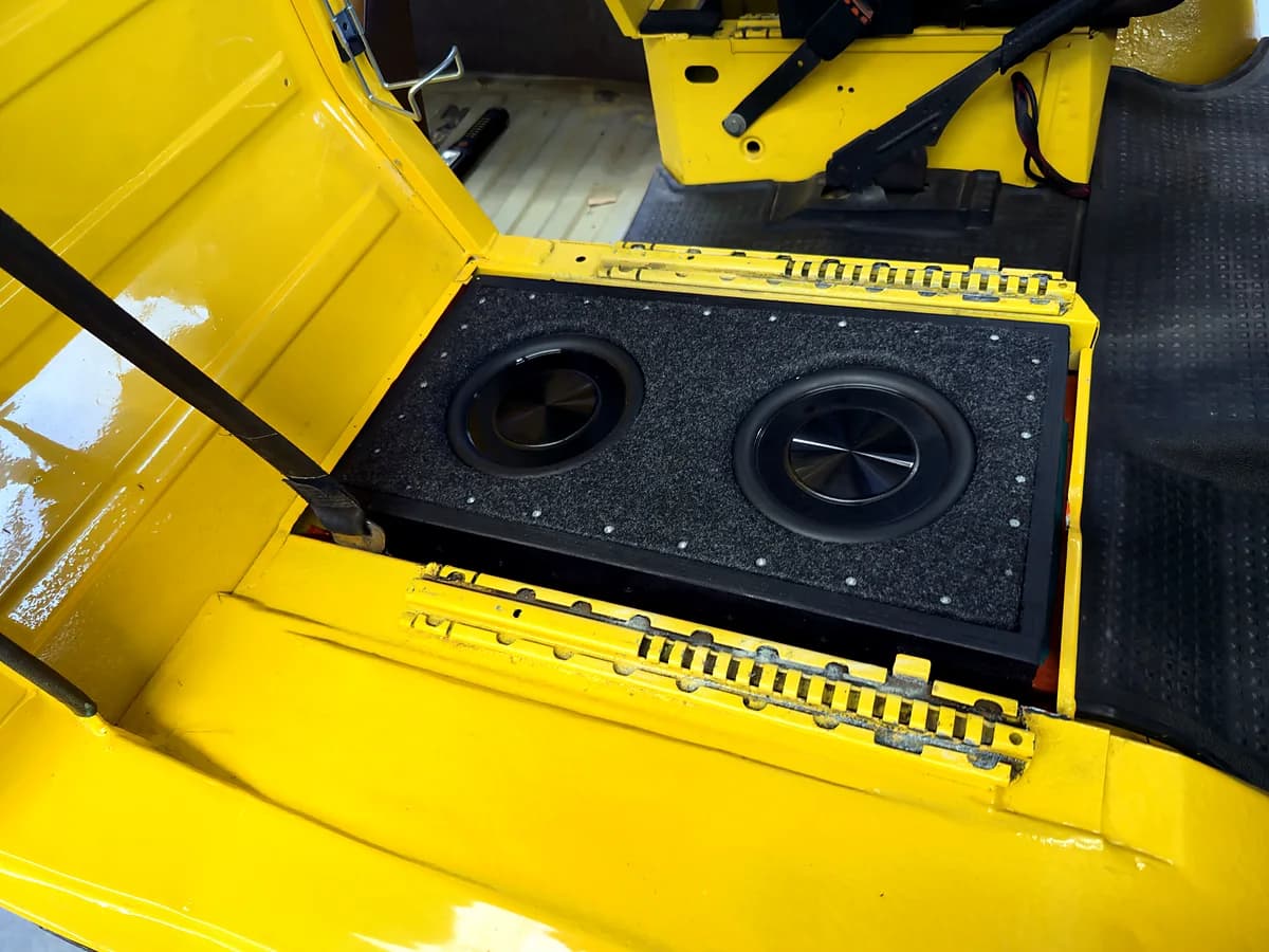 Subwoofer-Ausbau im Innenraum des gelben VW T3