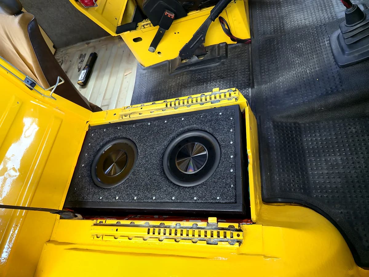 Verkleidetes Subwoofer-Gehäuse im Bulli