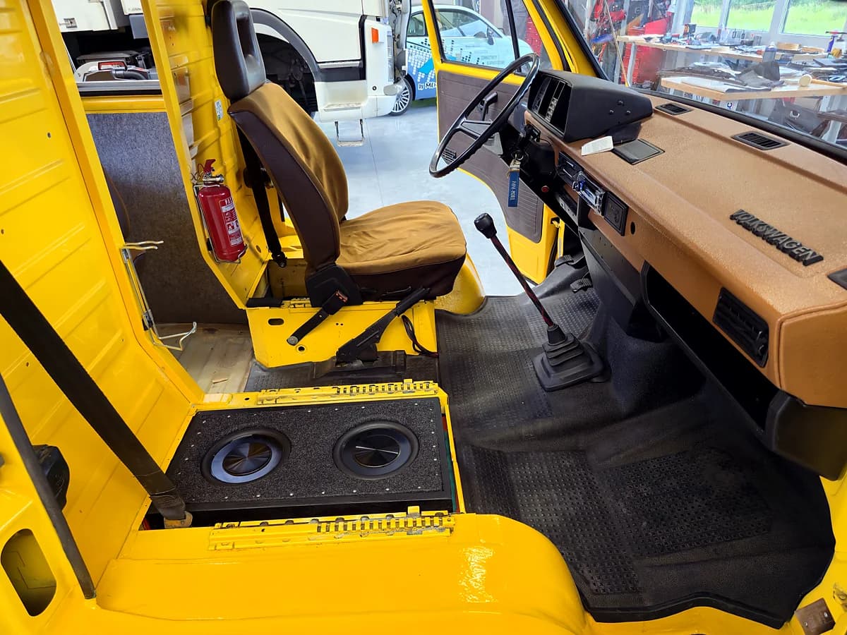 Detail des Subwoofer-Ausbaus passend zur Innenausstattung