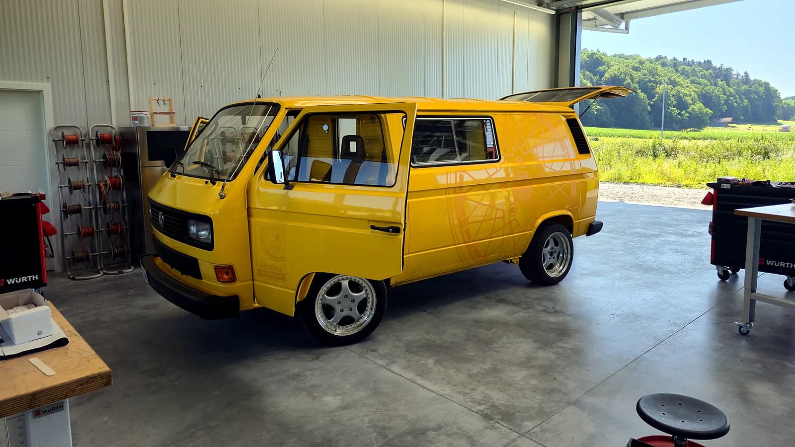 Gelber VW T3 Bulli in der ARS:MOOSIX Werkstatt