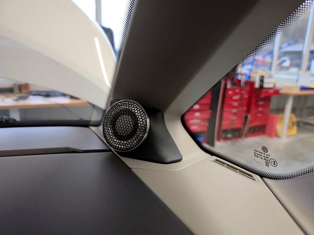 Fertiger A-Säulen-Pod mit BRAX GRAPHIC GL2 Hochtöner im VW T6.1