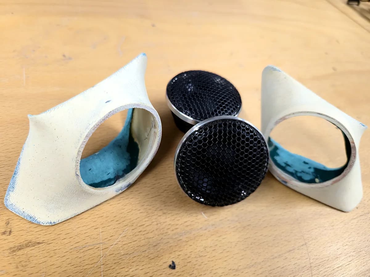 Selbstgebaute A-Säulen-Pods mit Hochtönern auf der Werkbank