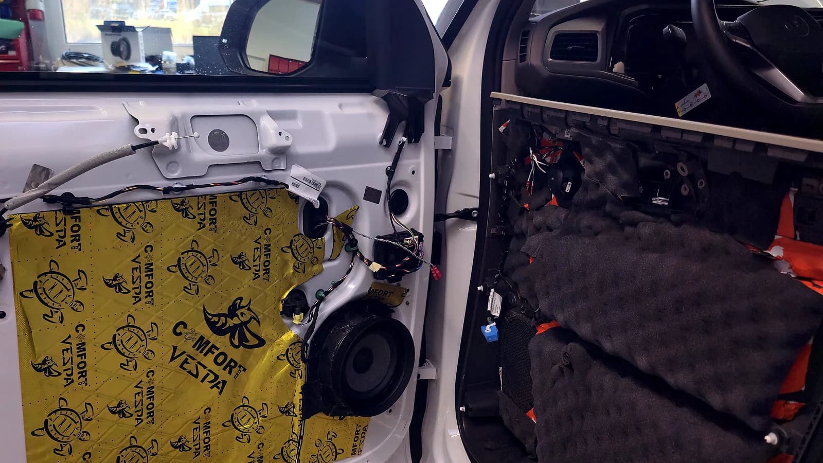 Weißer VW T6.1 mit geöffneter, gedämmter Tür in der ARS:MOOSIX Werkstatt