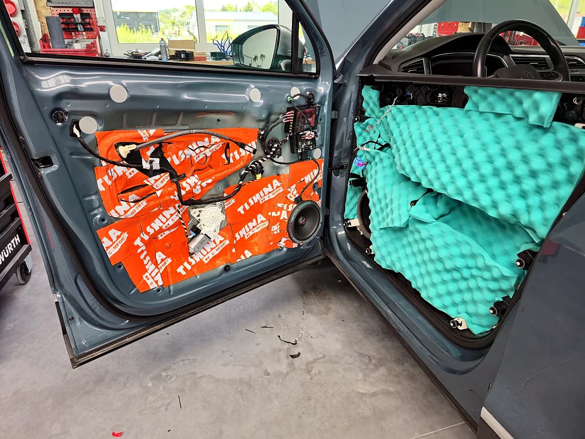 Gedämmte Türen des VW Tiguan Allspace mit Alubutyl und Absorber