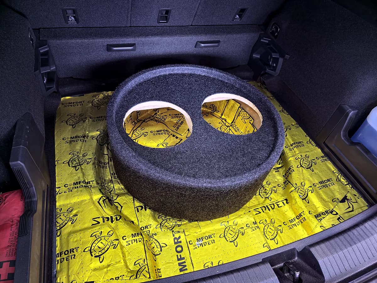 Subwoofer-Gehäuse vor dem Bezug im Kofferraum