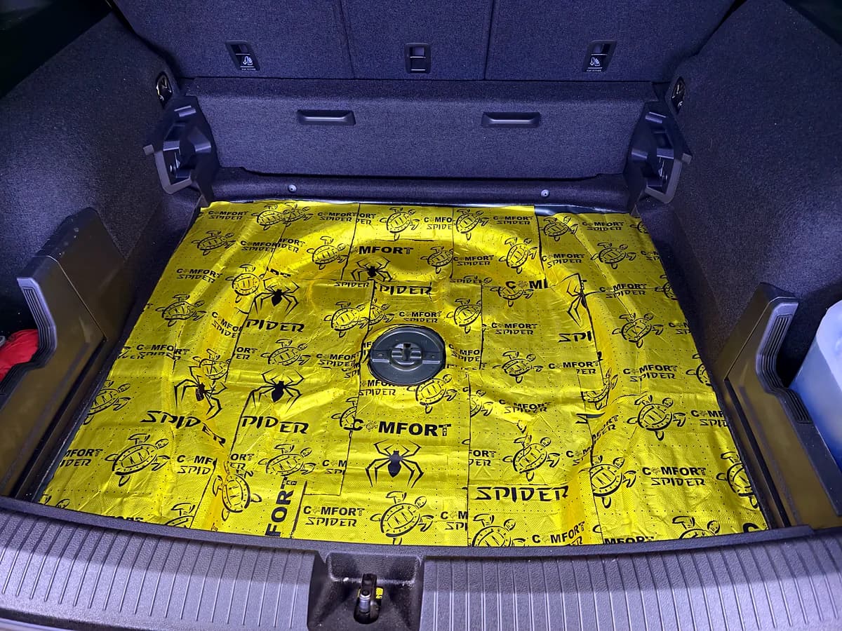 Gedämmter Kofferraumboden des Tiguan mit Alubutyl vor dem Subwoofer-Einbau