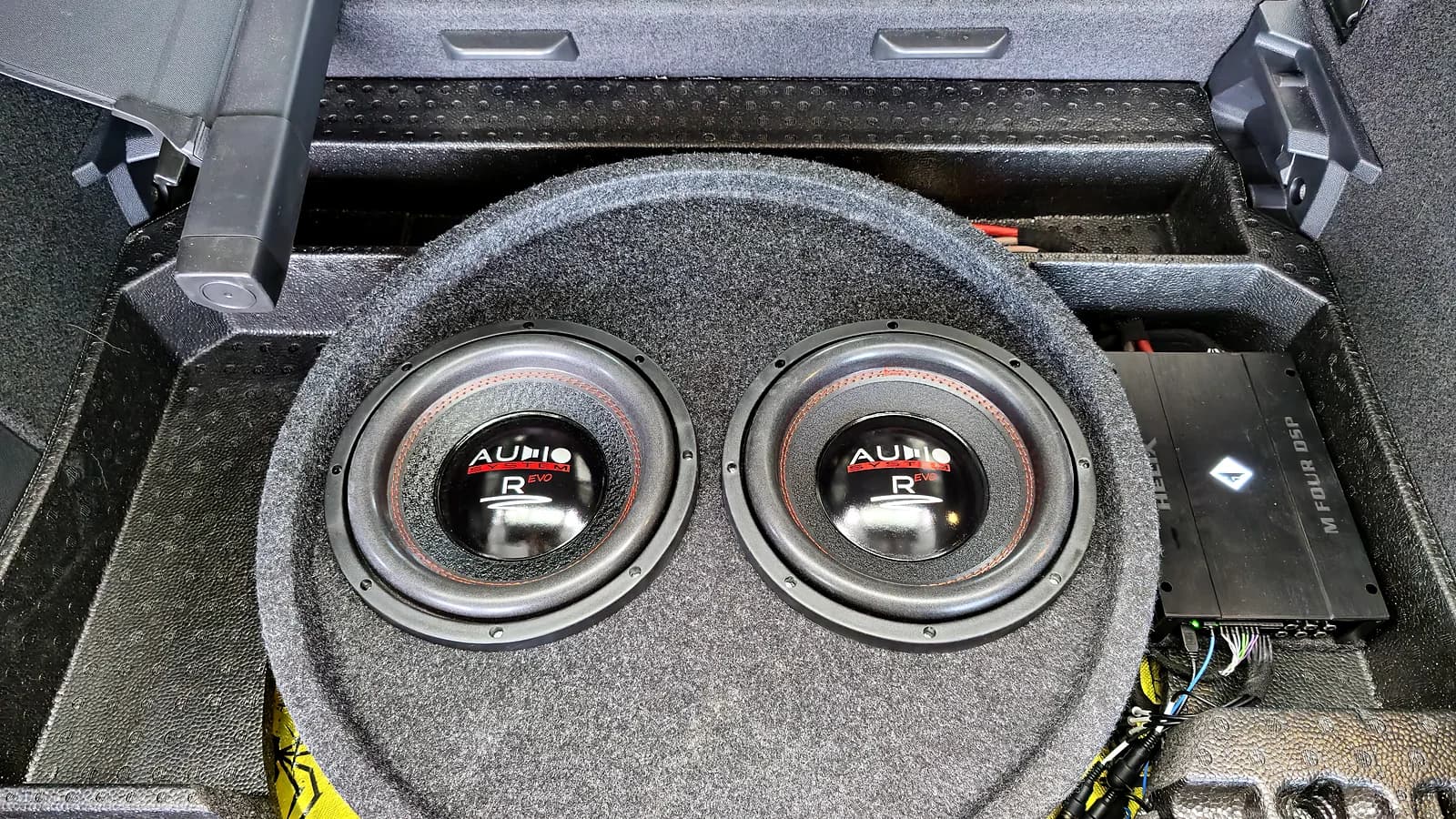 Doppel-Subwoofer-Gehäuse im Kofferraum des VW Tiguan Allspace