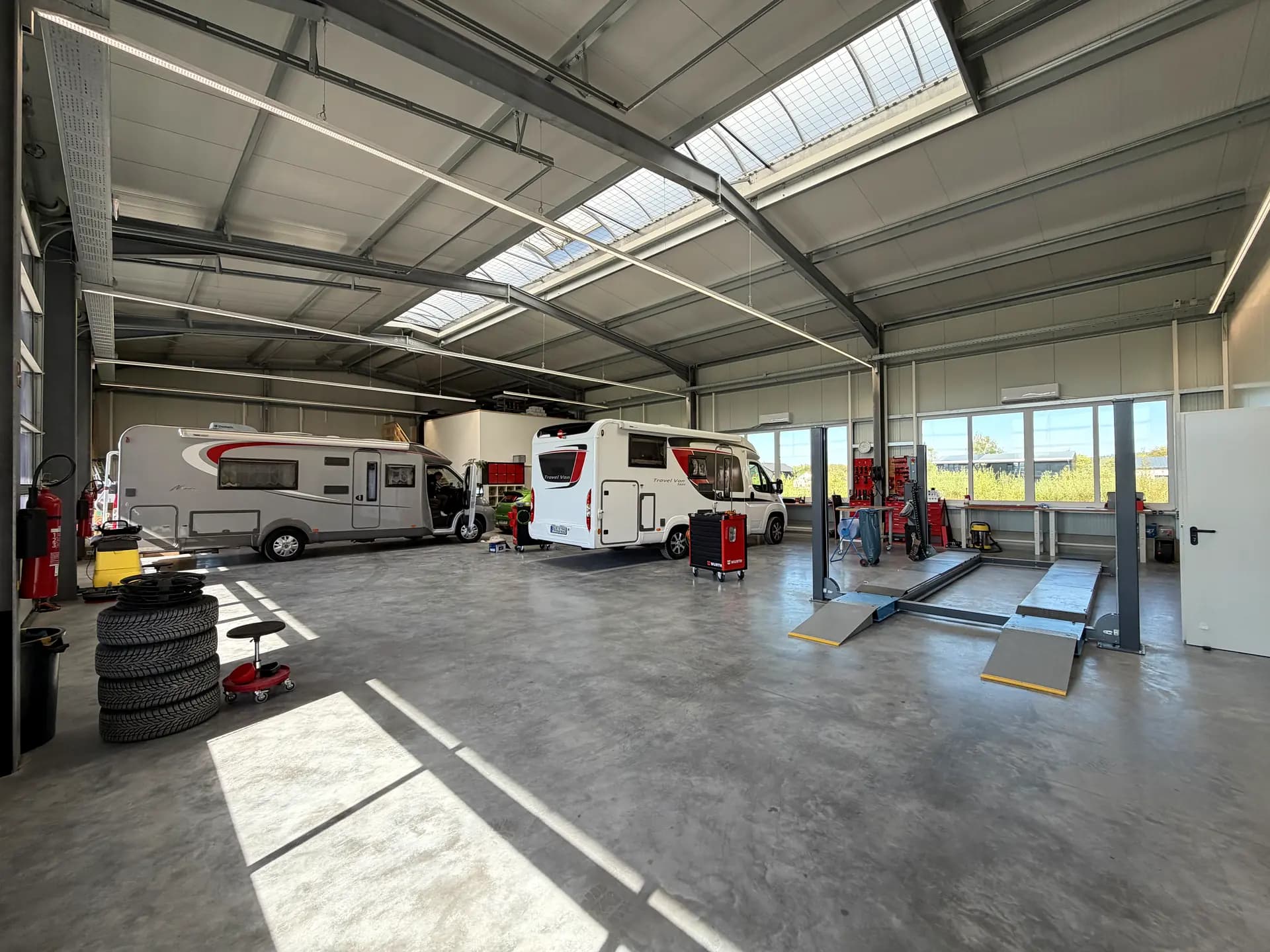 Zwei Wohnmobile in der Einbau-Werkstatt von ARS:MOOSIX in Windorf bei Passau
