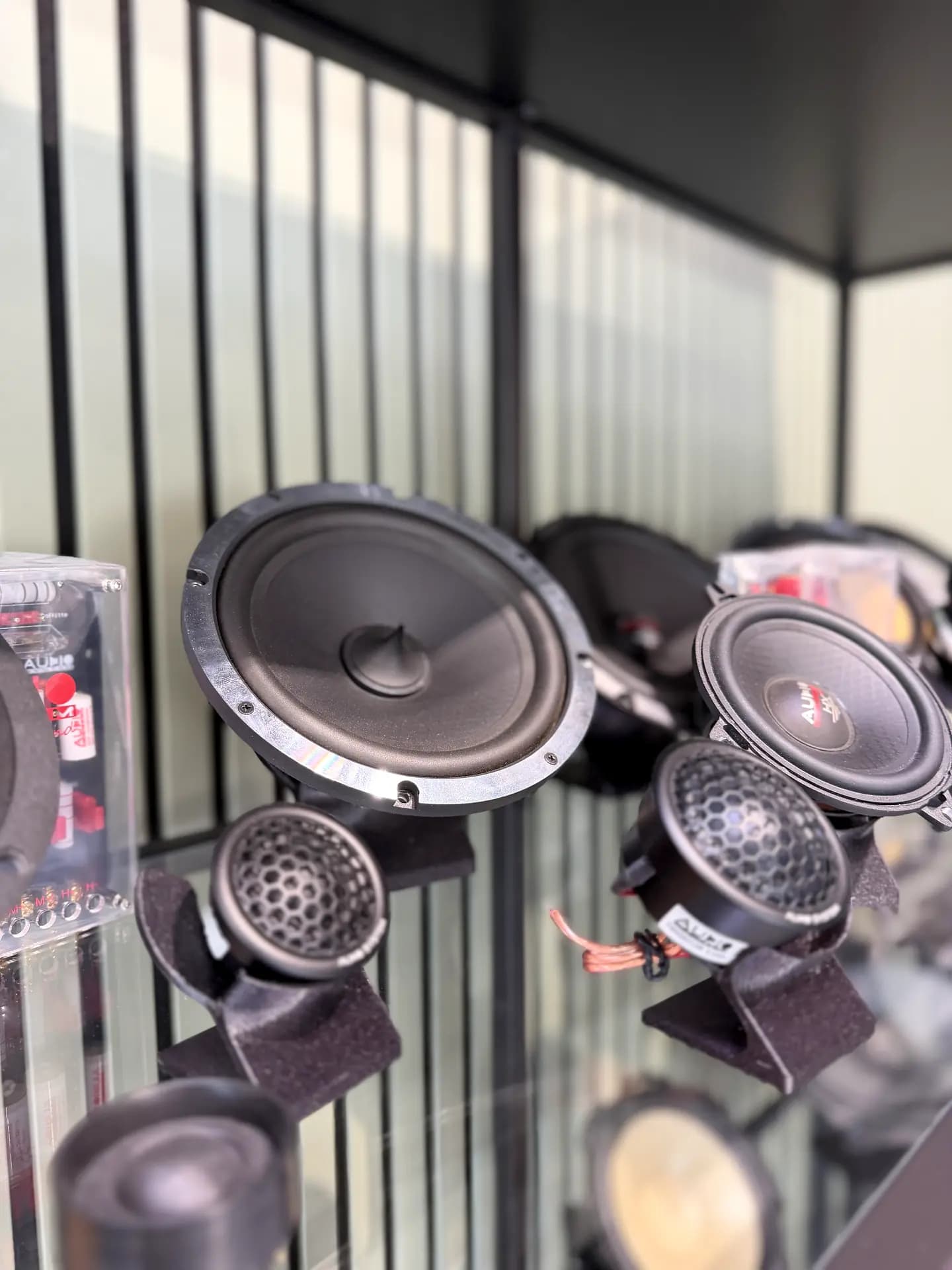 AUDIO SYSTEM Komponentensystem aus Mitteltöner und Hochtöner im Showroom