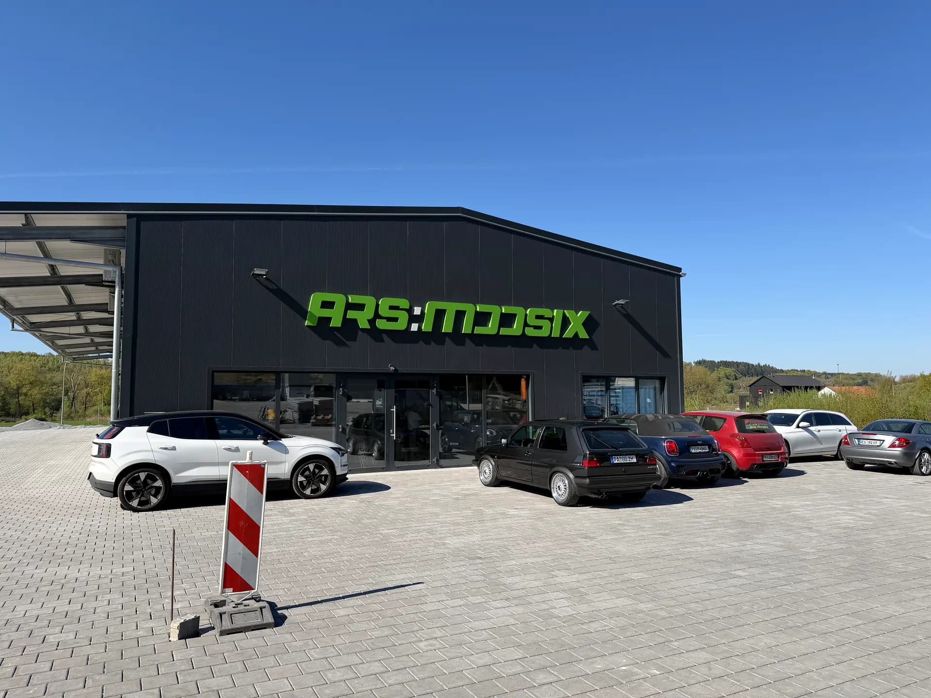 ARS:MOOSIX Showroom-Fassade in Windorf mit Kundenparkplatz und Eingang