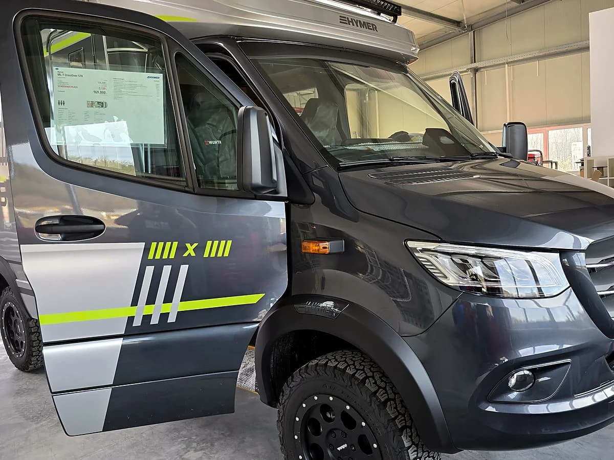 Hymer CROSS auf Sprinter 4x4 von der Seite in der Werkstatt