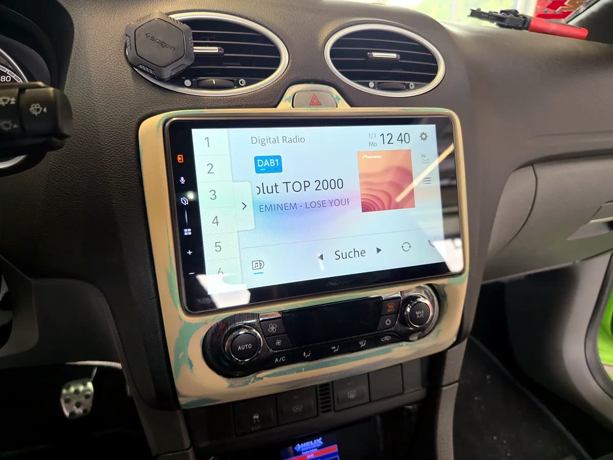 Ford Focus mit großem Multimedia-Display in maßgefertigter Konsole