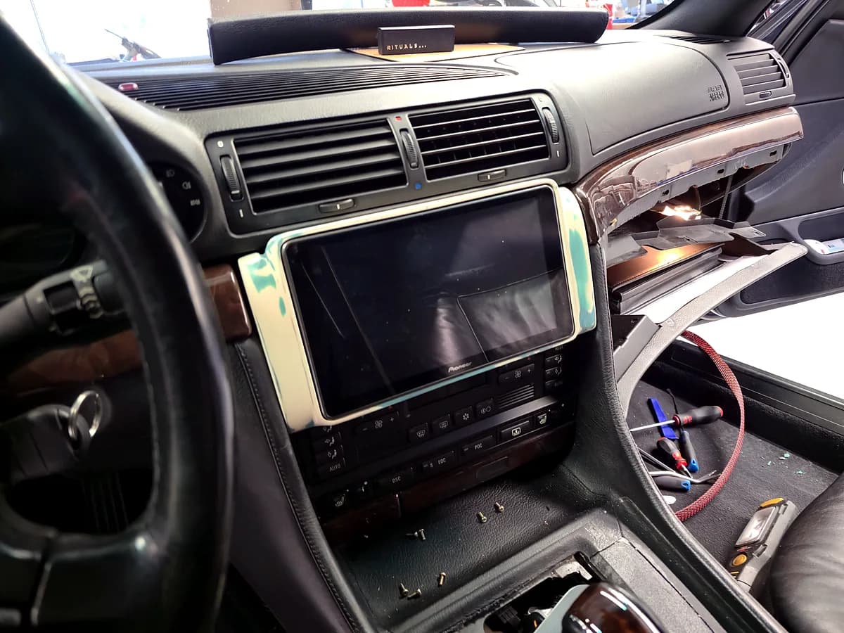BMW 7er mit neu aufgebauter Konsole und Display