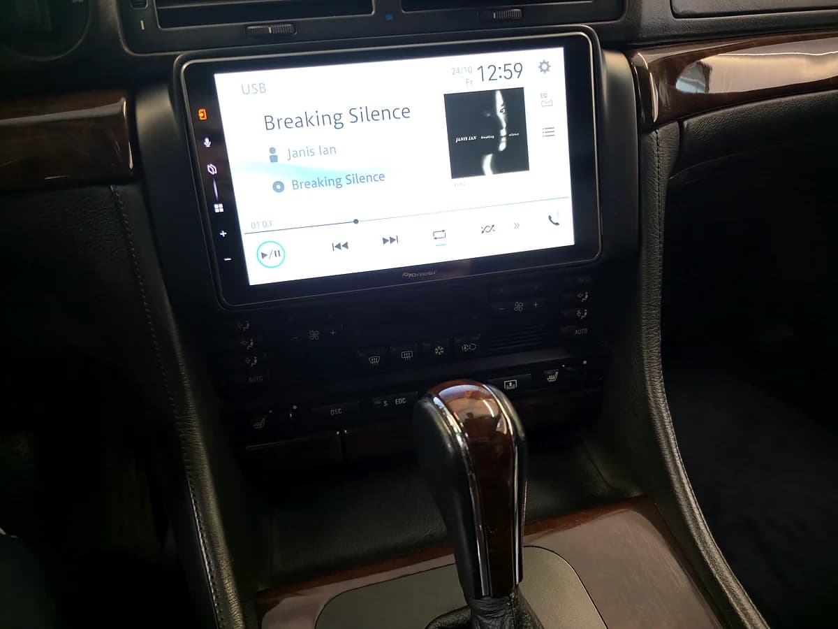 Maßgefertigte Konsole mit Display in einem BMW