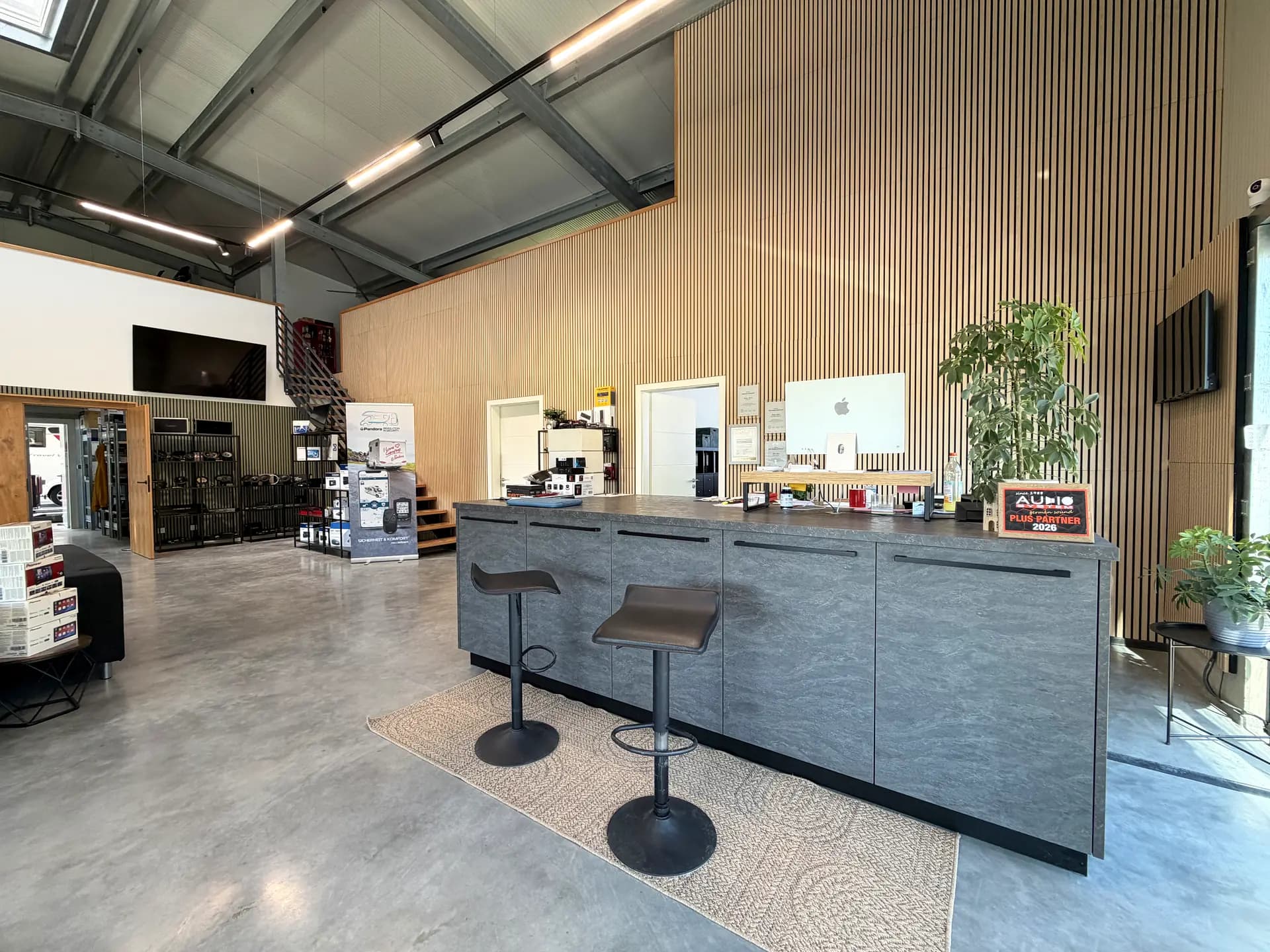 ARS:MOOSIX Showroom mit Beratungstheke und Markenwand — heller, offener Workshop in Windorf